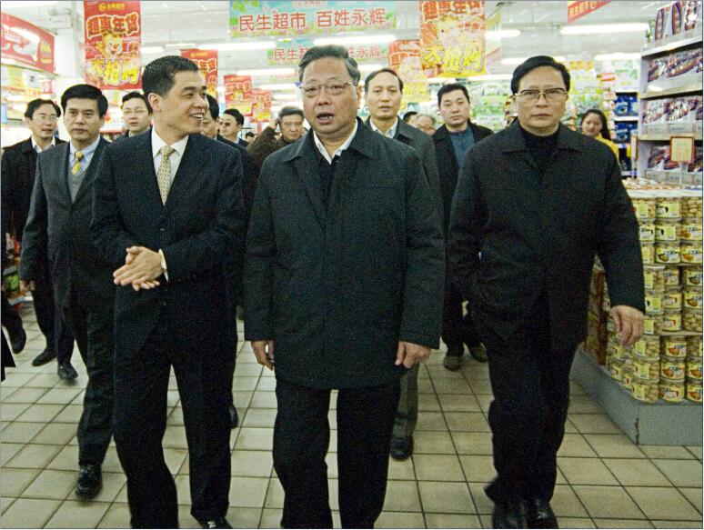省长黄小晶在市委书记袁荣祥,市长苏增添的陪同下,视察福州永辉超市